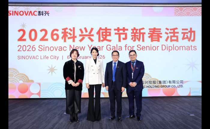 印尼驻印尼副大使梁玉宁，Sinovac科兴集团董事长兼CEO尹卫东和其管理团队合影。
