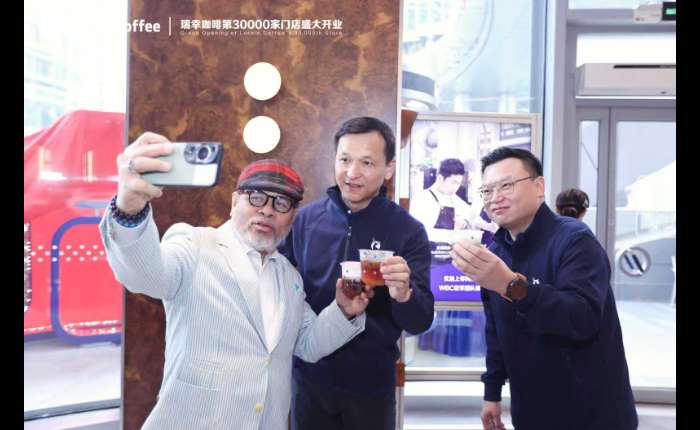 周浩黎大使, 董事长黎辉和联合创始人郭谨一拍自拍照片。