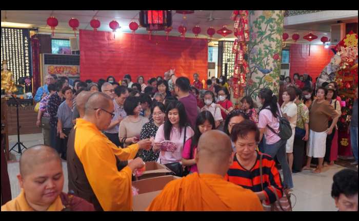 远近佛教信徒均热烈参加供佛斋天法会。