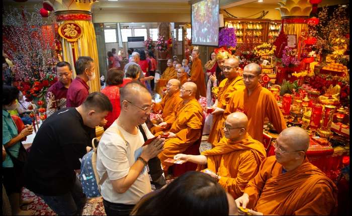 为春节法会祈福的虔诚佛教信徒。