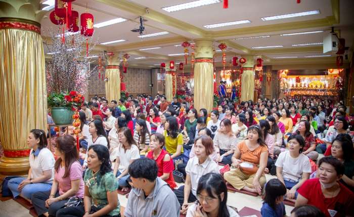 佛教十方善信坐满广化一乘禅寺内堂。