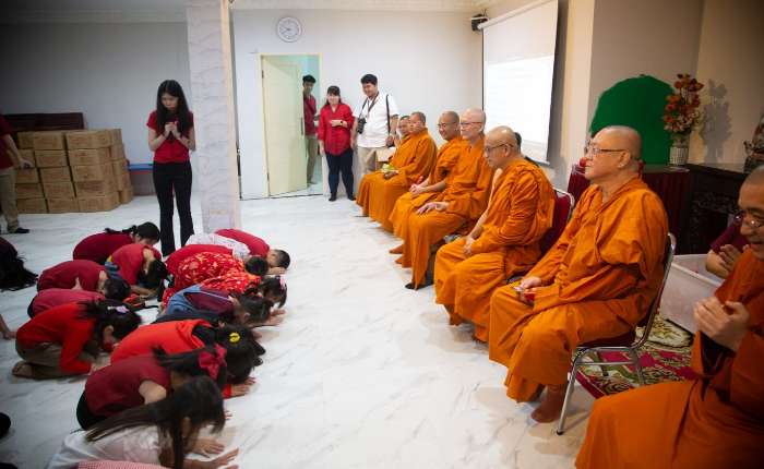 副住持释定净大和尚与儿童共同庆祝春节