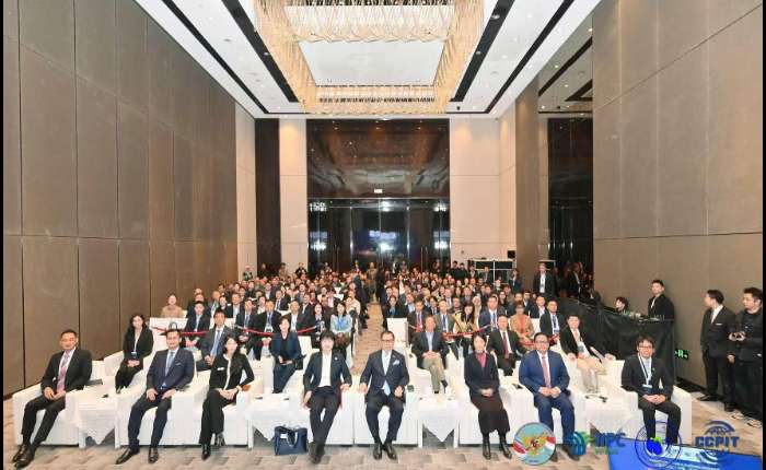 约200家两国企业参加了此次商务论坛