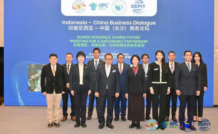 两国代表团共同合影