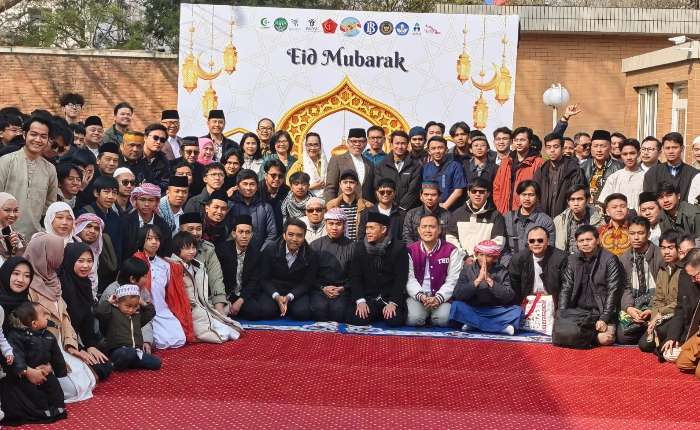 开斋节祈祷仪式后合影。