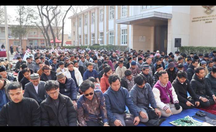 数百名印尼公民和学生参加开斋节祈祷。