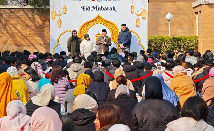 充满团结友爱的气氛。