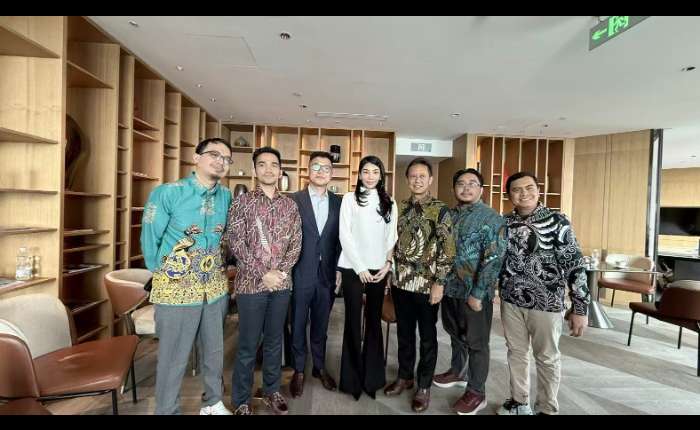 卫生部长与研究员参与医生的会面。