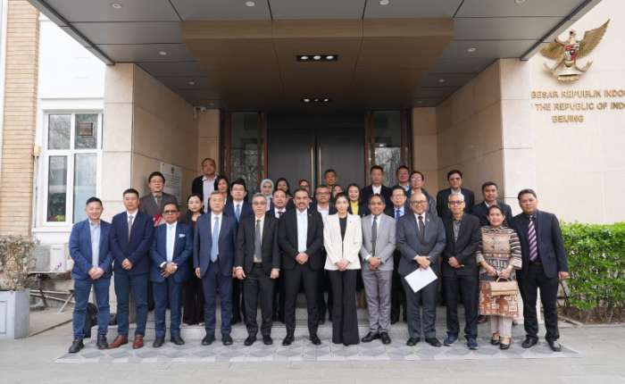 刘德伟、印尼中小企业部部长马曼·阿卜杜拉赫曼、印尼驻副大使梁玉宁博士（dr. Irene M. Han）、陈劭民等使馆合影