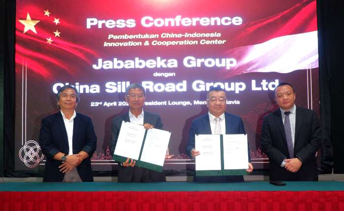 图示，Jababeka公司达尔莫诺（左二）与中国丝路集团有限公司董事长闫立金（右二）于周四（4月23日）在雅加达中心区Batavia大厦总统休息室在印尼-中国友好协会（PPIT）总主席阿尔·布西拉（左）与中国丝路集团有限公司副董事长唐阳见证下展示了关于建立中印尼创新合作中心（CIICC）的谅解备忘录草案。(Shangbao/MUHAMMAD MAAN)