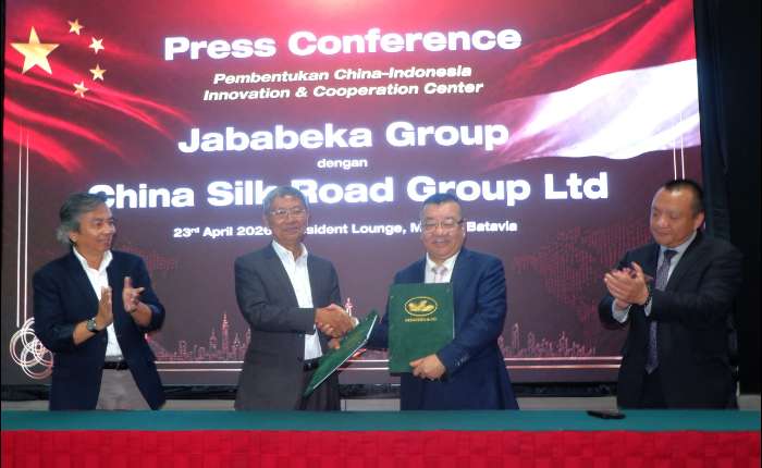 图示，Jababeka公司达尔莫诺（左二）与中国丝路集团有限公司董事长闫立金（右二）于周四（4月23日）在雅加达中心区Batavia大厦总统休息室在印尼-中国友好协会（PPIT）总主席阿尔·布西拉（左）与中国丝路集团有限公司副董事长唐阳见证下，签署建立中印尼创新与合作中心的谅解备忘录后握手的情景。