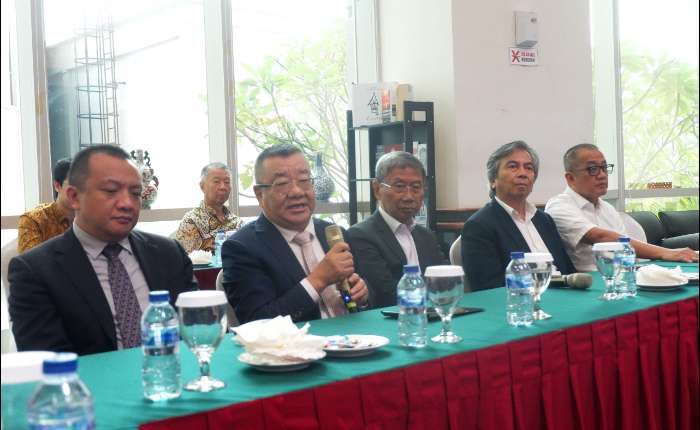 Jababeka公司达尔莫诺（中）在中国丝路集团有限公司董事长闫立金（左二）、中国丝路集团有限公司副董事长唐阳以及印尼-中国友好协会总主席阿尔·布西拉（右二）和President University陪同下顾问委员会成员查赫约（Cahyo Rahadian Muzhar）陪同下于周四（4月23日）在雅加达中心区Batavia大厦总统休息室对中印尼创新与合作中心的成立作了说明。