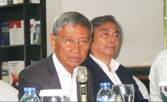 Jababeka公司达尔莫诺（左）在印尼-中国友好协会总主席阿尔·布西拉陪同下于周四（4月23日）在雅加达中心区Batavia大厦总统休息室阐述有关中印尼创新与合作中心的成立。