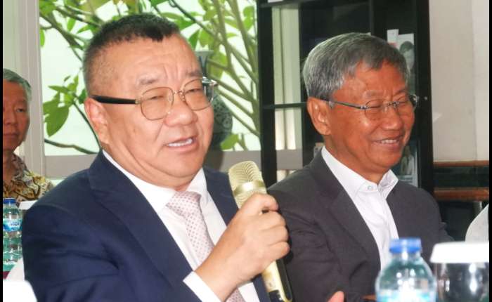 中国丝路集团有限公司董事长闫立金（左）在Jababeka公司达尔莫诺陪同下于周四（4月23日）在雅加达中心区Batavia大厦总统休息室阐述有关中印尼创新与合作中心的成立。