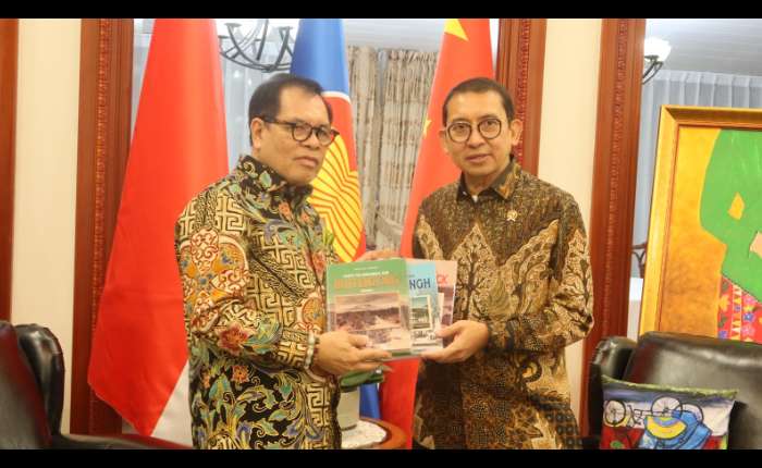 周浩黎大使送纪念品。