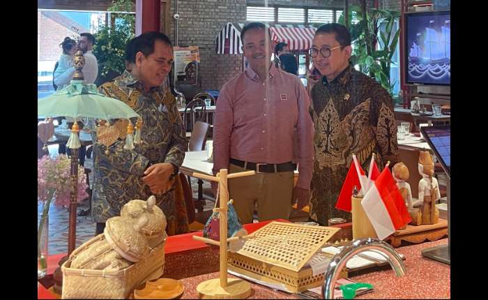 文化部长法德利，周浩黎大使与南洋桥文化发展有限公司首席执行官甘地参观瓦里山印舍餐厅。