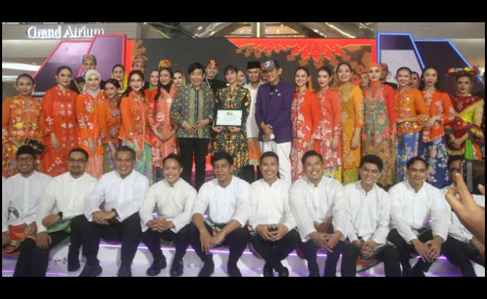 （左起），戏剧演员包括：哈达（Hada Cipta） 和伊玛姆（Imam Wibowo）、雅加达Abnon 剧团（Teater Abnon）基金会主席利迪亚（Lidya）、.  雅加达Abnon 剧团创始人兼赞助人莫迪（Maudy Koesnaedi）合影。