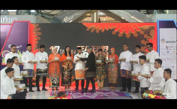 印尼艺术家古鲁（Guruh Soekarno Putra）（左）雅加达Abnon 剧团创始人兼赞助人莫迪（右）出席活动。