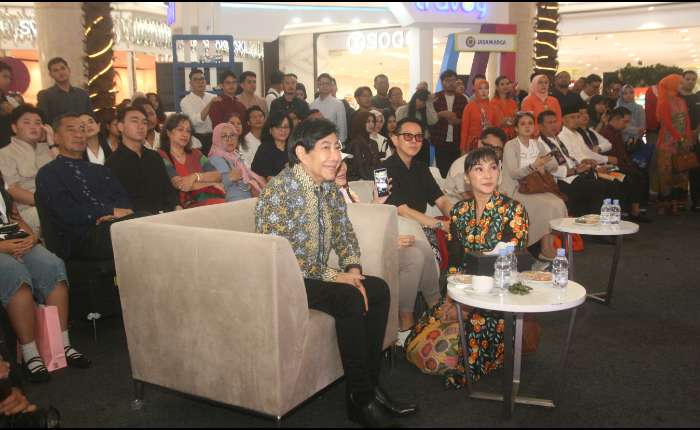 Bakti Budaya Djarum 基金会代表比利（Billy Gamaliel）（中）接受由雅加达Abnon 剧团创始人兼赞助人莫迪（左）和雅加达Abnon 剧团基金会主管利斯基（右）颁发的奖牌。