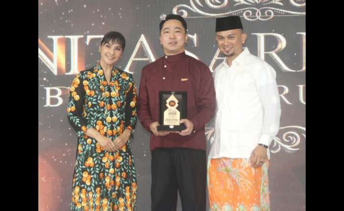 Markplus inc，的创始人赫尔玛万（Hermawan Kertajaya）（中）接受了接受由雅加达Abnon 剧团创始人兼赞助人莫迪（左）和雅加达Abnon 剧团基金会主管利斯基（右）颁发的奖牌。