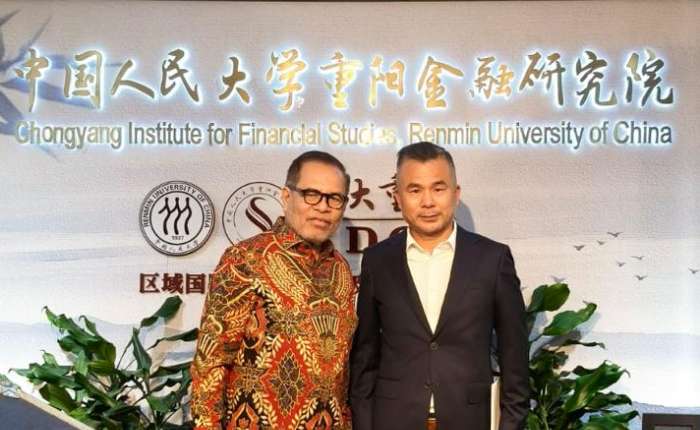 印尼驻华大使周浩黎（左）与中国人民大学副校长郑新业。