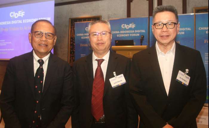 左起：印尼中国经济社会与文化合作协会总主席、退役陆军少将苏德嘉、中国(深圳）综合开发研究院常务副院长郭万达、梁圆安合影。