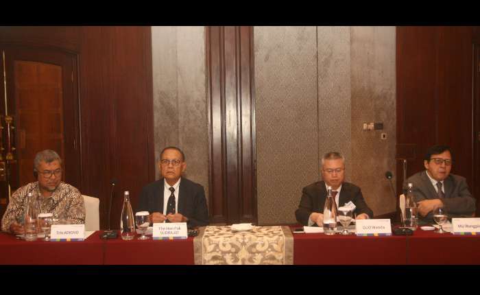 左起：Trio Adiono、印尼中国经济社会与文化合作协会总主席、退役陆军少将苏德嘉、中国(深圳）综合开发研究院常务副院长郭万达、中国科学学与科技政策研究会荣誉理事长穆荣平在会上一景。